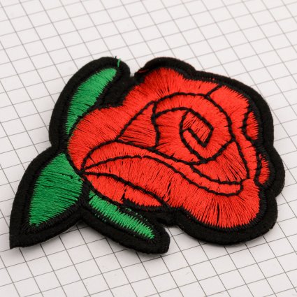 10121 этикетка текстиль (Большая роза) чёрный + красный +зелёный