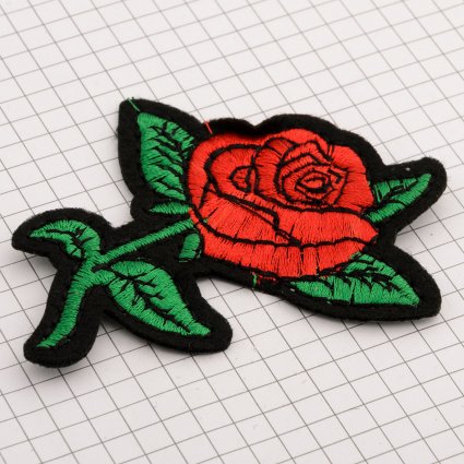 10122 этикетка текстиль (Маленькая роза) чёрный + красный +зелёный